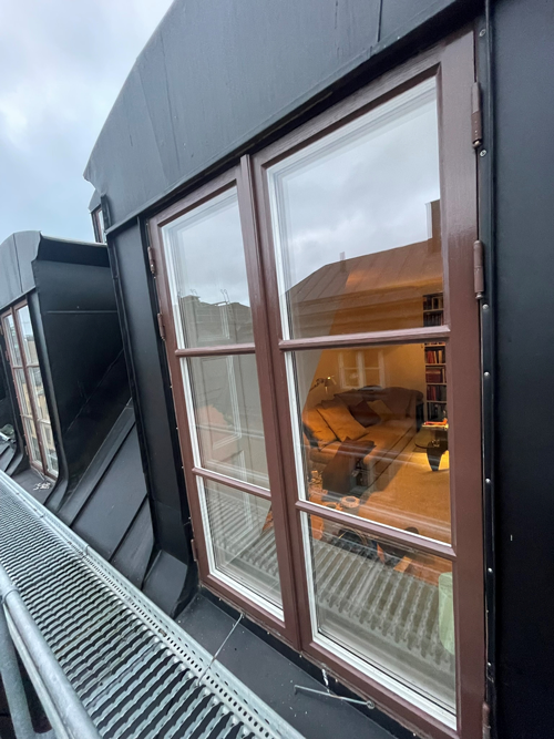 Altan med glasräcke och sjöutsikt