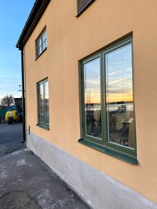 Nytillverkade kopplade fönster och karm