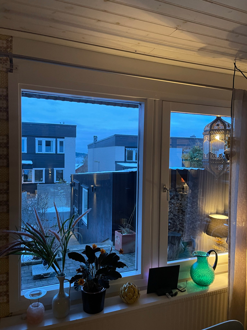 Nytillverkade kopplade fönster och karm