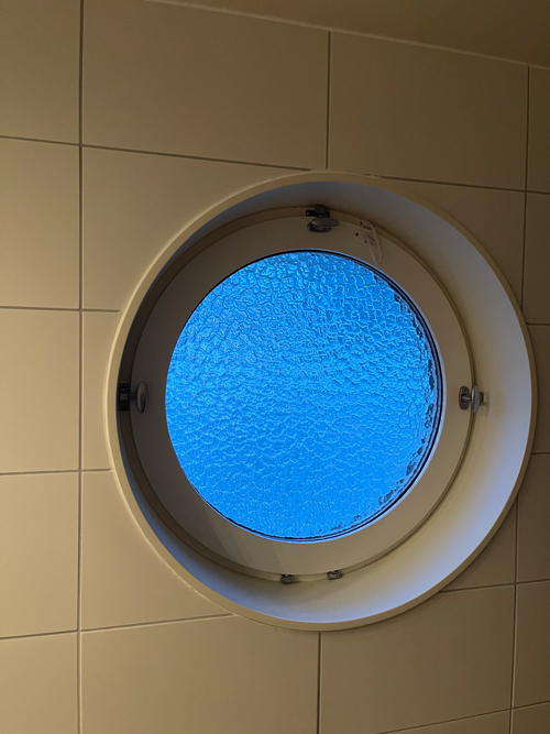 Bort med insyn med hjälp av ornamentglas.