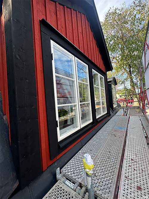 Nytillverkade kopplade fönster och karm