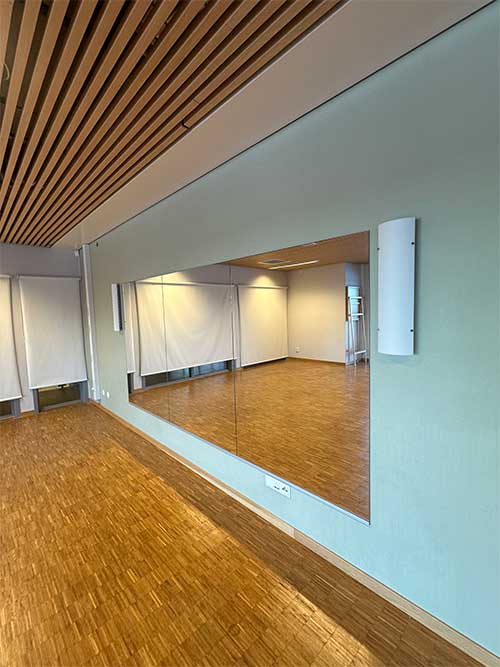 Montage av måttanpassade speglar