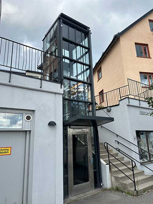 Glasbyten och takbyte på utomhushiss i Vaxholm